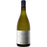 Bottiglia di vino bianco Adagio – Atto I in primo piano con sfondo elegante, accanto a un calice pieno dal colore giallo dorato brillante.