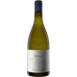 Bottiglia di vino bianco Adagio – Atto I in primo piano con sfondo elegante, accanto a un calice pieno dal colore giallo dorato brillante.