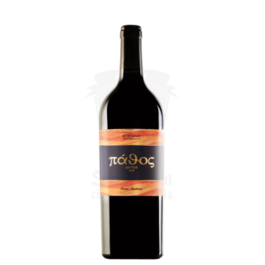 Bottiglia di Pathos Santa Barbara 2019, vino rosso delle Marche con etichetta elegante, in un calice rosso rubino.