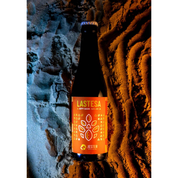 Bottiglia Lastesa – Birra Hoppy Saison artigianale Jester – sabbia e colori caldi