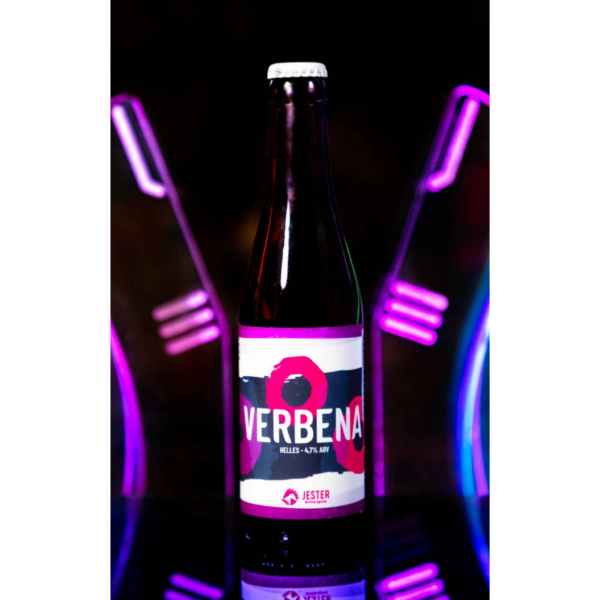 Bottiglia Verbena – Birra Helles artigianale Jester – etichetta viola neon e stile pulito